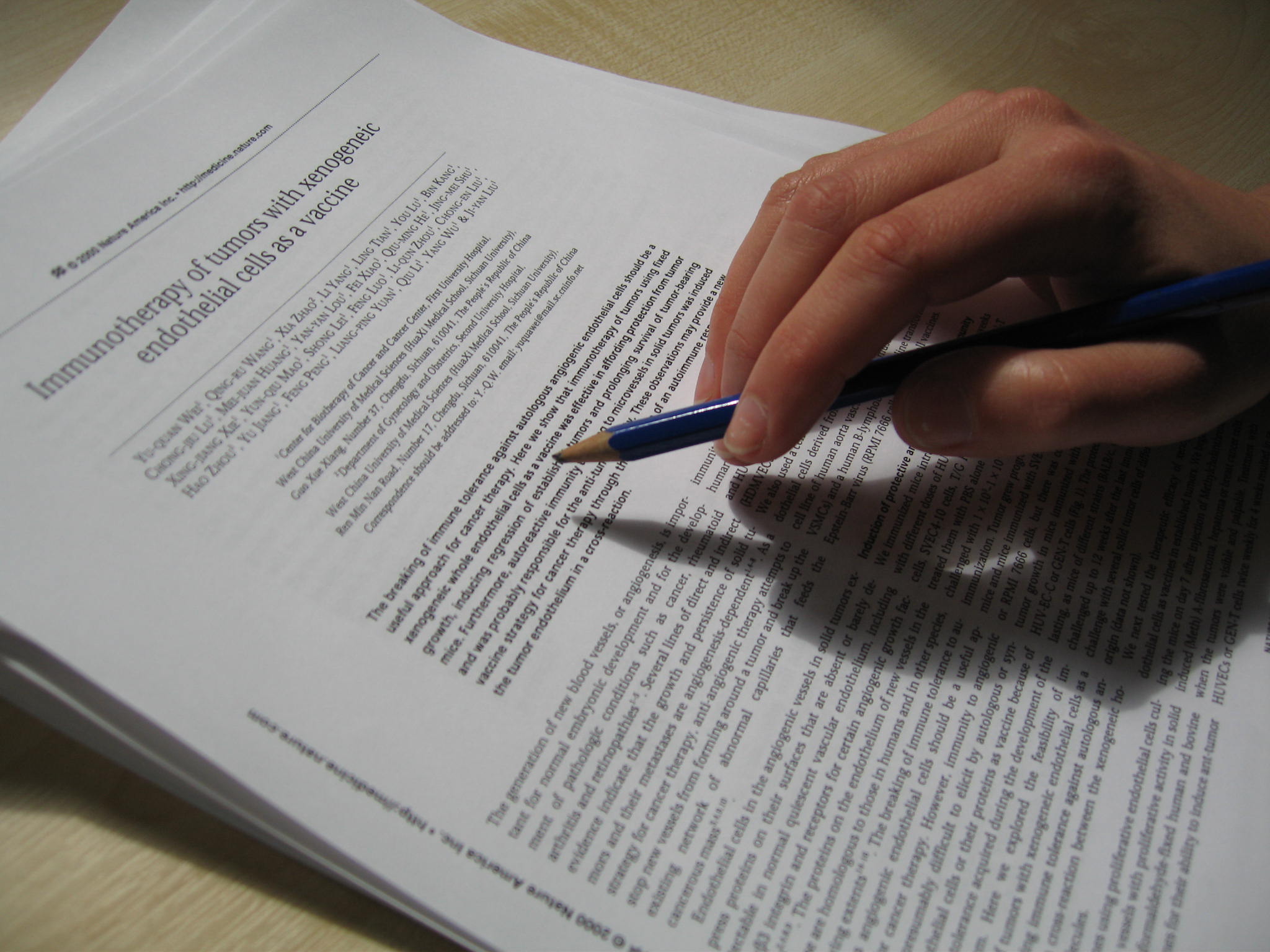 Ilustrasi jurnal kesehatan pribadi dengan catatan aktivitas, mood, dan terapi Si Yuan